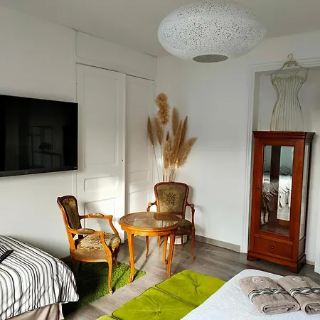 A La Perroy Les Sont Spacieuses Et Les Petit-déjeuners Offerts Bed and breakfast