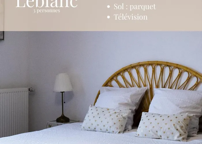 A La Perroy Les Sont Spacieuses Et Les Petit-dejeuners Offerts *