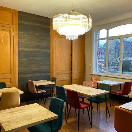 Couette-café A La Perroy Les Sont Spacieuses Et Les Petit-dejeuners Offerts *