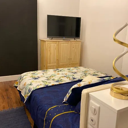 A La Perroy Les Sont Spacieuses Et Les Petit-dejeuners Offerts *