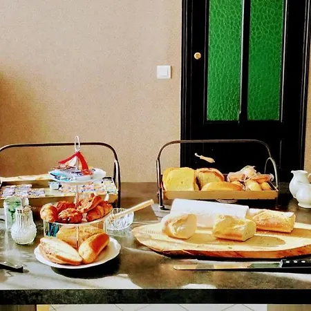 Couette-café A La Perroy Les Sont Spacieuses Et Les Petit-dejeuners Offerts