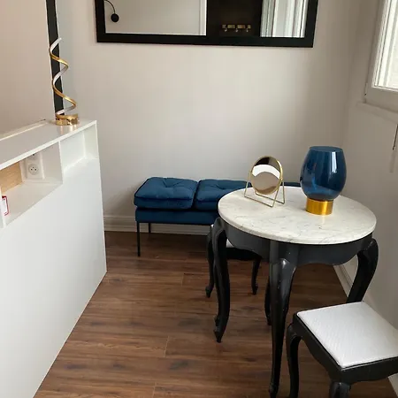 A La Perroy Les Sont Spacieuses Et Les Petit-dejeuners Offerts Couette-café *