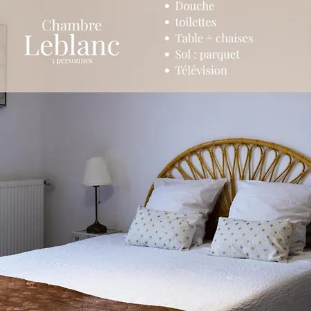 A La Perroy Les Sont Spacieuses Et Les Petit-dejeuners Offerts *