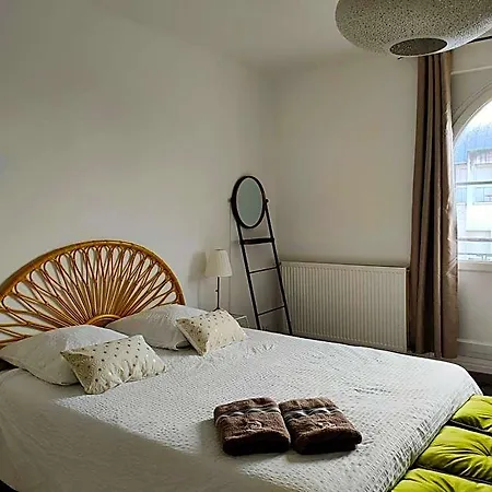 A La Perroy Les Sont Spacieuses Et Les Petit-dejeuners Offerts Bed and Breakfast