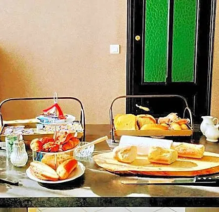 A La Perroy Les Sont Spacieuses Et Les Petit-dejeuners Offerts *