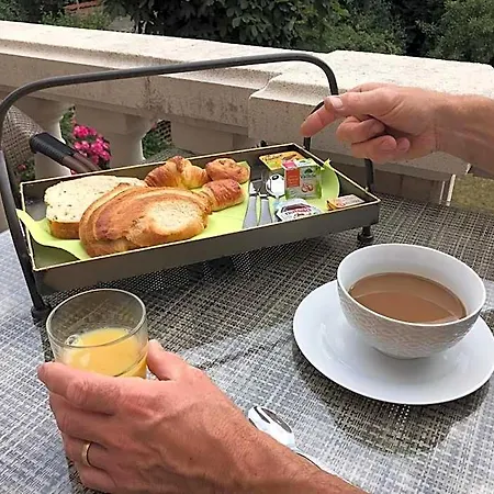A La Perroy Les Sont Spacieuses Et Les Petit-dejeuners Offerts *