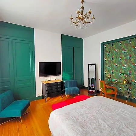 A La Perroy Les Sont Spacieuses Et Les Petit-dejeuners Offerts Bed and Breakfast