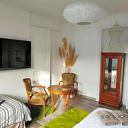 A La Perroy Les Sont Spacieuses Et Les Petit-dejeuners Offerts Bed and Breakfast *