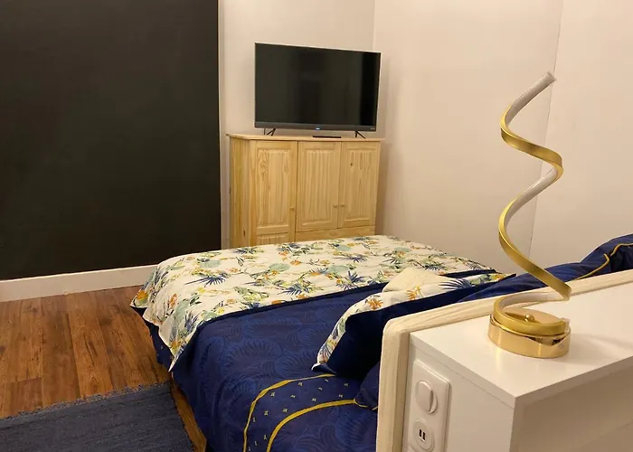 A La Perroy Les Sont Spacieuses Et Les Petit-dejeuners Offerts *