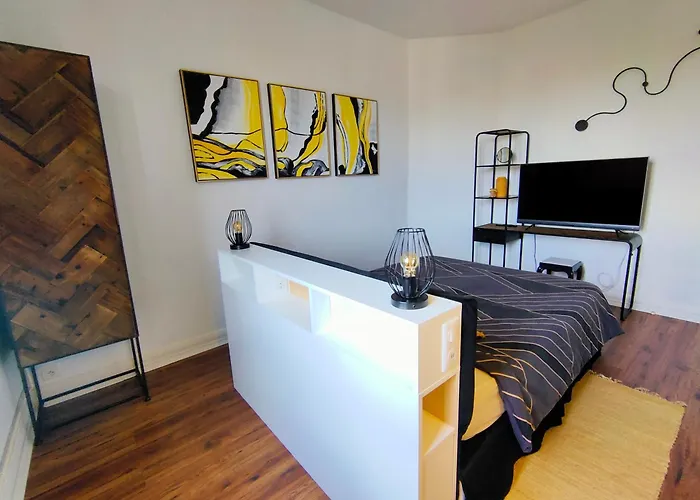 A La Perroy Les Sont Spacieuses Et Les Petit-dejeuners Offerts