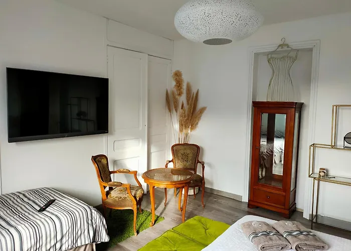 A La Perroy Les Sont Spacieuses Et Les Petit-dejeuners Offerts Bed & Breakfast